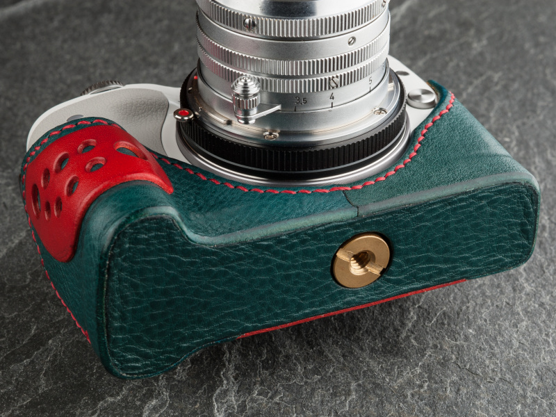 付属の三脚ネジでケースを固定する。ネジは三脚穴が空いている