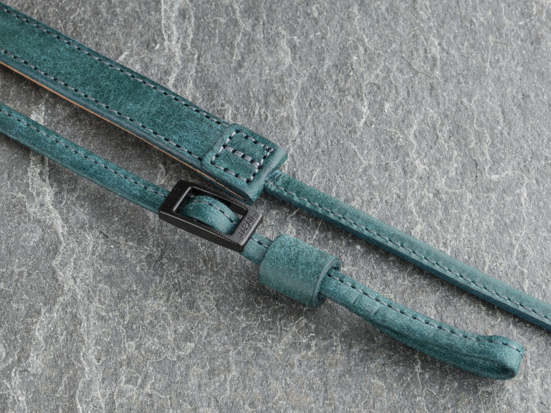 先端のレザーベルトが細く、取り付け具が6～7mmのカメラに対応する