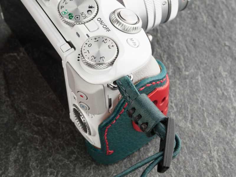 EOS M3に装着したところ。10mm幅のストラップだと装着できないので要注意だ