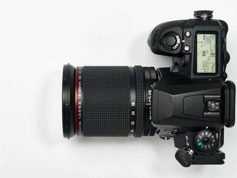 ズームが広角端にあるときが1番短く、望遠端で1番長くなる。肩から下げているあいだに自重でズルズルと伸びてしまうようなことはない