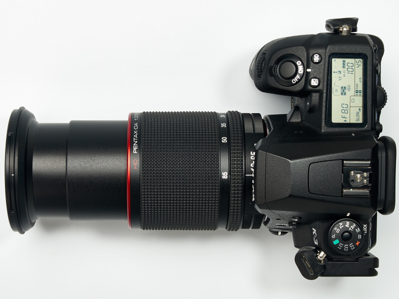 ズームが広角端にあるときが1番短く、望遠端で1番長くなる。肩から下げているあいだに自重でズルズルと伸びてしまうようなことはない