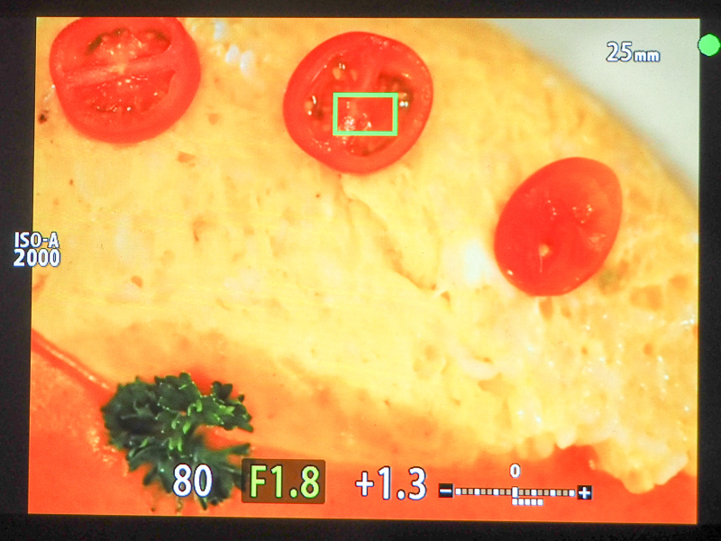 フォーカスエリア（緑の枠）を画面上のトマトに合わせた例です。