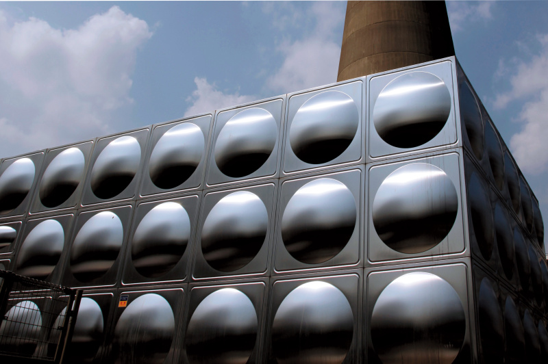 団地の給水塔の、マット加工したような光沢感に注目。無機的な実用施設だが、質感を意識することで、被写体にもなる。