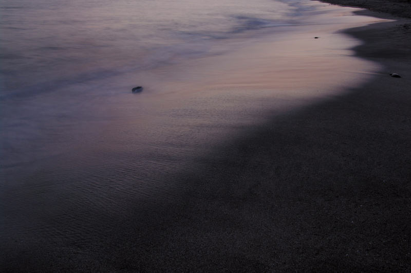 水面がかすかに揺れるサワサワした感じと、砂浜のサラサラ感に注目。波打ち際で、この両者が合わさる感じも良かった。