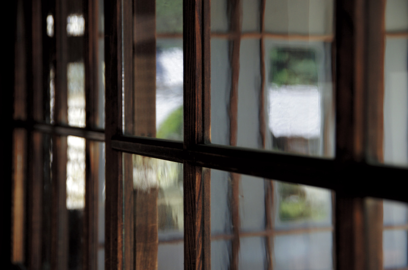 古民家のガラスのツルツルした様子。昔のガラスは歪んでいて、映り込みも歪む。おぼろげな感じの風合いがいい。