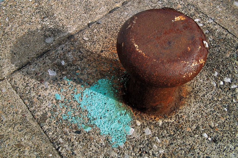 港で、錆びてザラザラになった係船柱と、コンクリートのザラザラを一緒に撮影。時が過ぎる悲しさや寂しさを表現してみた。