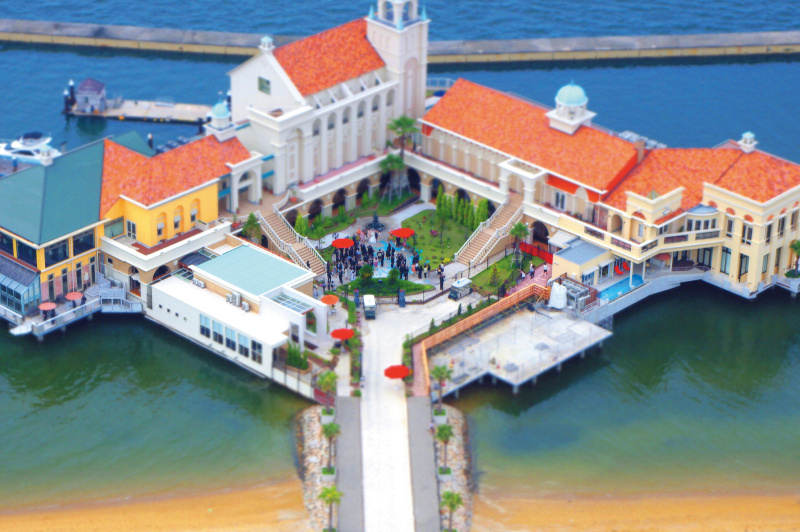 タワーから結婚式場が見えた。「ミニチュアみたい」と感じたので、カメラをミニチュアモードに切り換えて撮影。