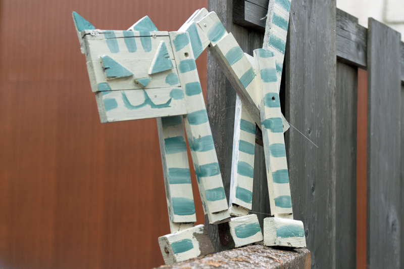 猫のアートが展示されている路地。撮影位置は限られたが、なるべくすっきりした背景を選び、猫のかたちが見えやすいデザインに。