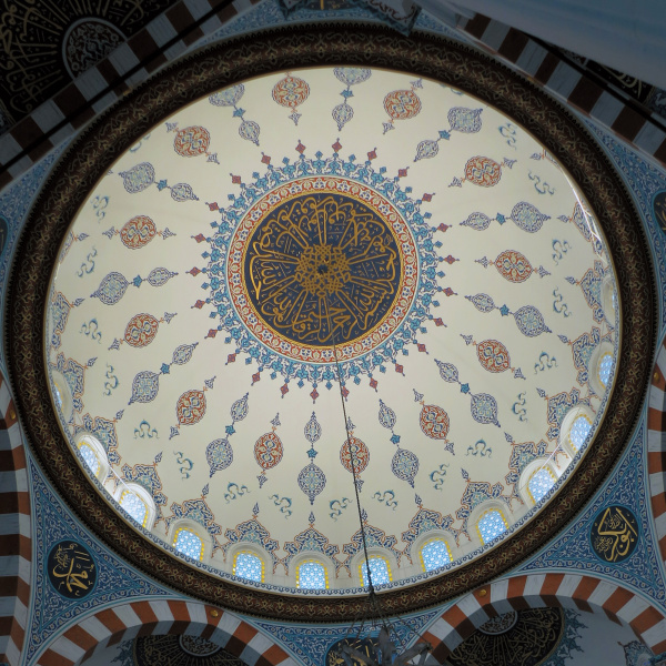 モスクの天井。丸いかたちを伝えるために1対1の比率で撮影した。