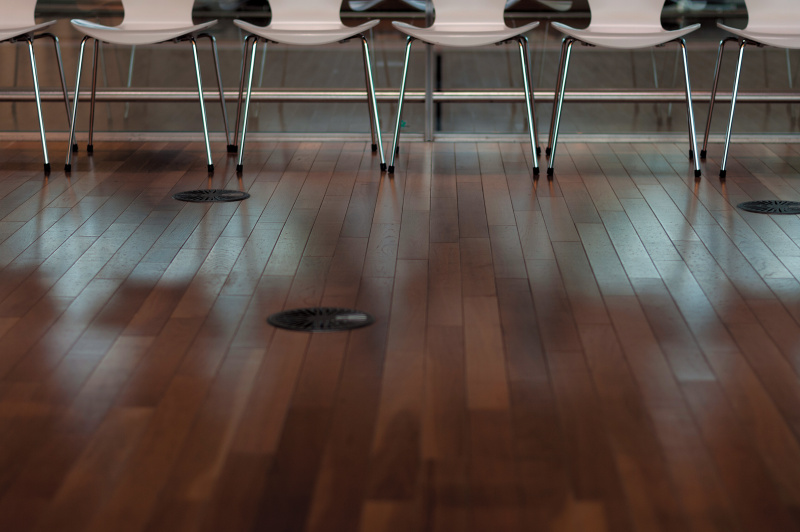 喫茶店の入り口の待ち合い席。リズムを強調するために、イスの脚だけで切り取った。<br class="">・着眼点：イスの連続する並び<br class="">・撮り頃：人がいない瞬間<br class="">・イメージ：規則正しいリズム<br class="">・撮影テクニック：イスの脚だけで構成<br class="">・ひと工夫：リズムを壊す要素を入れない<br class="">70mm相当 / プログラムオート / F2 / 1/40秒 / ISO100 / WB：太陽光