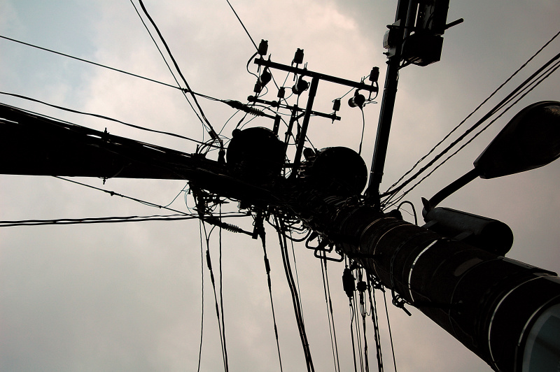 放射状のラインで、バーッと広がるリズムが感じられる。電柱と思うとつまらないが、リズムとして注目してみよう。