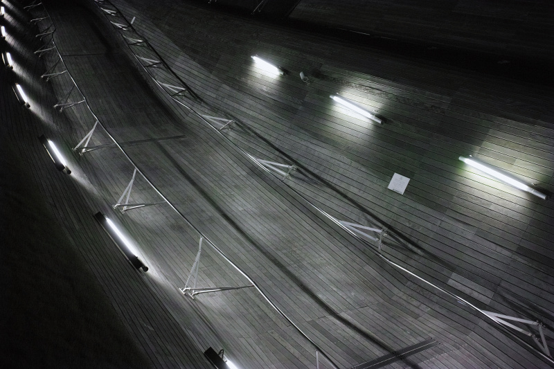 桟橋の通路にある街灯がリズムを刻んでいる。カーブによって音階や音の大きさが上がっていくイメージ。