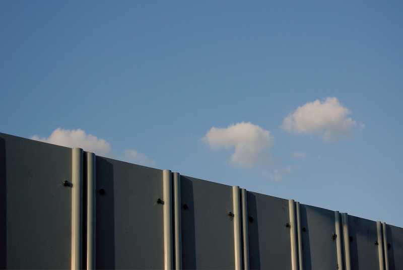 鉄板の縦のラインの連続が、4拍子のリズムを刻むイメージ。雲はリズムではないが、邪魔をせず、倍音的な役割をしている。