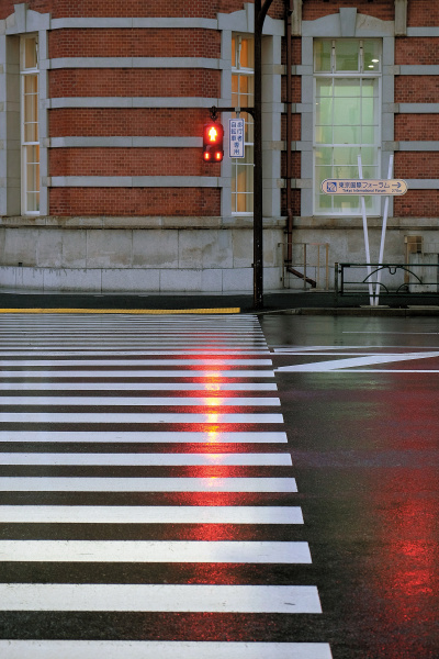 雨に濡れた横断歩道の線に、リズムを発見。手前から奥に、どんどん縮まっていき、最後に信号が「ドン」と入る。オブジェクトとしては2種類あるが、互いに邪魔をせずハーモニーを奏でている。
