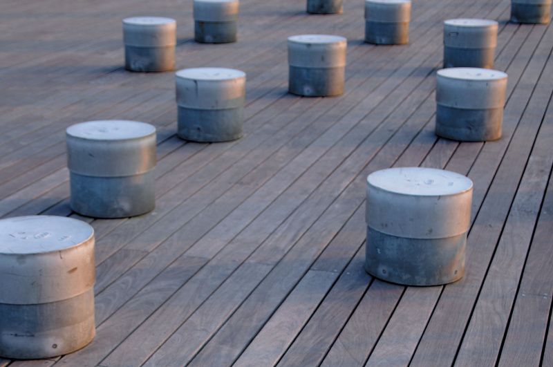 横浜の大桟橋のベンチが、ランダムに並ぶ。床の板目は規則的に整然と並んでおり、その対比によってリズムの印象が強くなった。