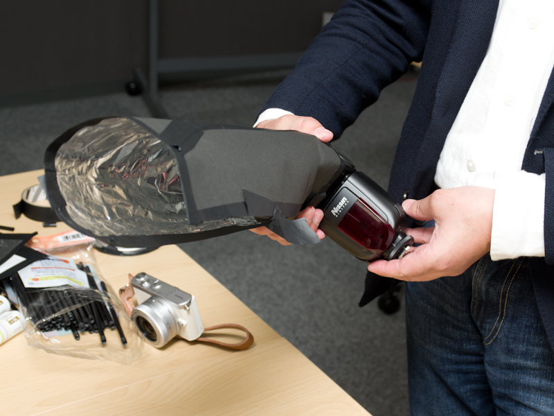 丸めてストロボに取り付けたところ