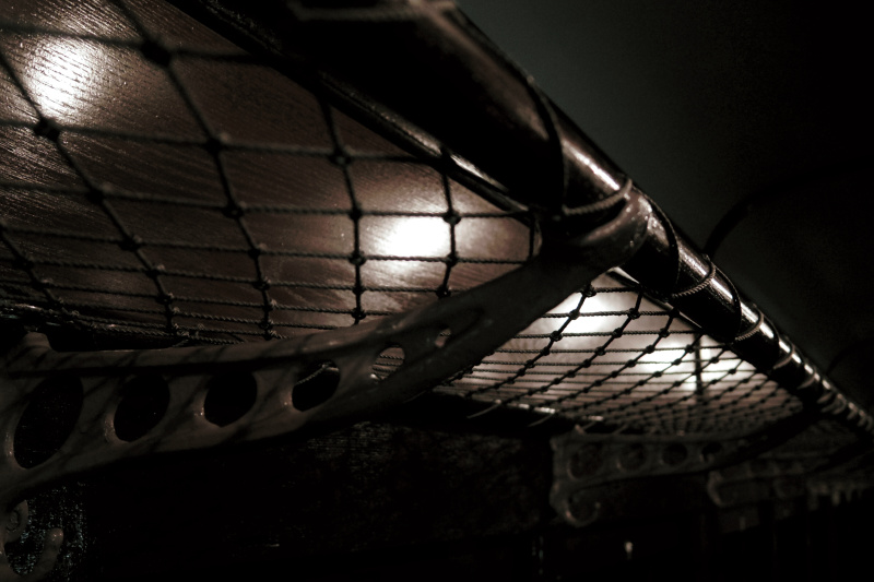 古い電車の網棚を撮影。黒くつぶれている部分から、グレーの部分へとつながるグラデーション。質感がよく出た。