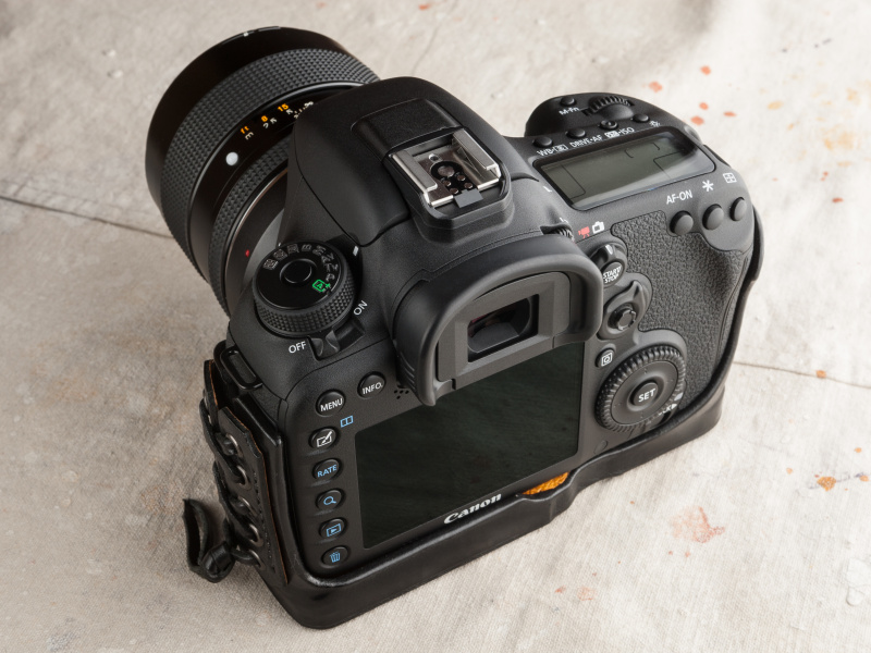 背面はオープンタイプになっており、操作性および液晶の視認性を妨げない作りだ