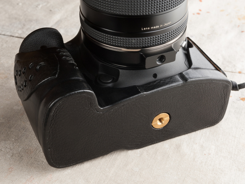 付属の真鍮ネジでケースを固定する。ネジには三脚穴が空いている