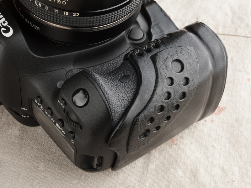 グリップ部はステッチとレザーパッチをあしらい、リコイルらしい力強いスタイルだ