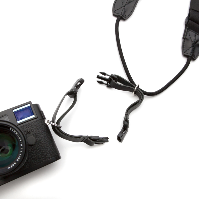 バックルでカメラをストラップに固定する