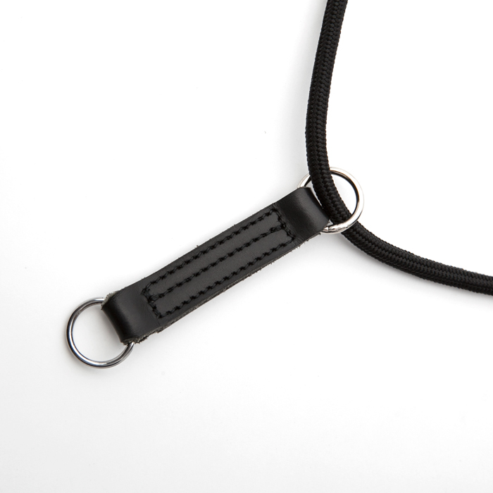 先端部。レザー素材を採用する