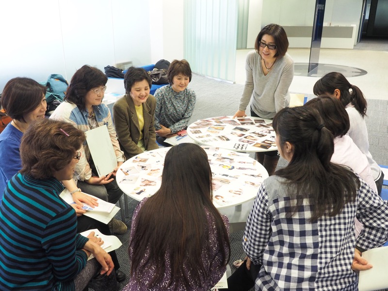 オリンパスのセミナールームで、ポートレート資料を見ながら女性ポートレート撮影のコツを教えていただきました。撮影前に資料を見ると、ポージングや構図が頭に入り撮影がスムーズに進むそうです。