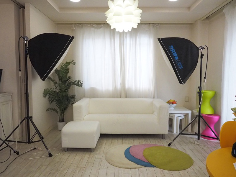 スタジオは、シンプルなソファー、ガーリーなベッド、バック紙、スタイリッシュなコンクリート風の壁などのシチュエーションで撮ることができました。