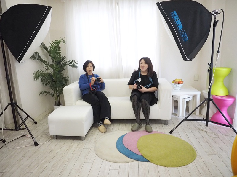 梓媛さんが着替えている間に、梓媛さんの位置に座りポージングを考えたり、ライティングを調整します。
