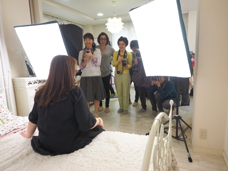 梓媛さんが着替えている間に、梓媛さんの位置に座りポージングを考えたり、ライティングを調整します。