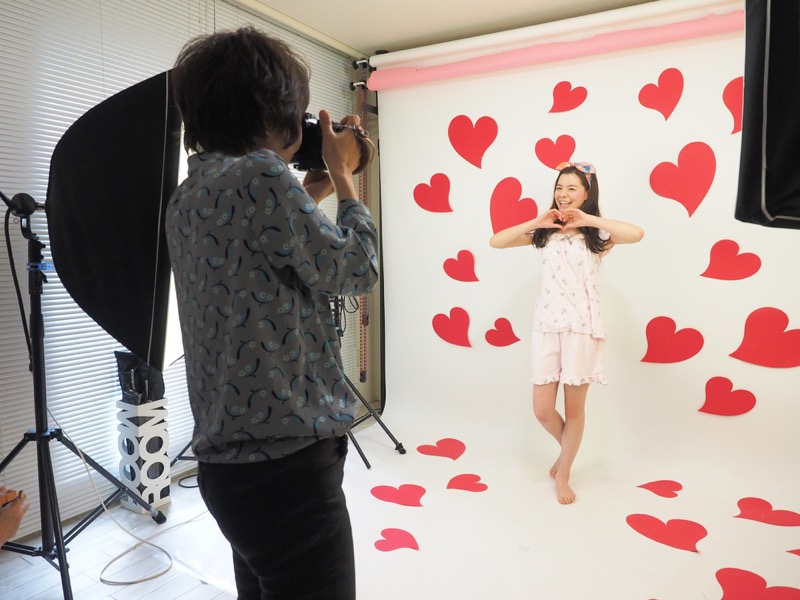 こちらのシチュエーションは、ひとり30秒を2回、梓媛さんと1対1で撮影しました。ポージングの指示も2回目になるとスムーズに出せるようになりました。