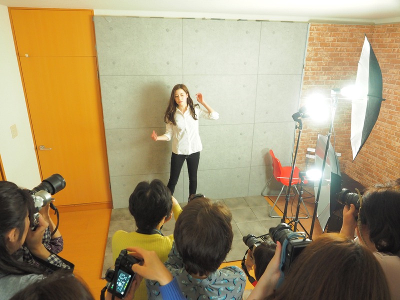 コンクリート風の壁のシチュエーションでは、白シャツと黒パンツ、赤いヒールというスタイリッシュな衣装で撮影。イメージに合わせ、陰影が出やすい強めのライティングにしました。