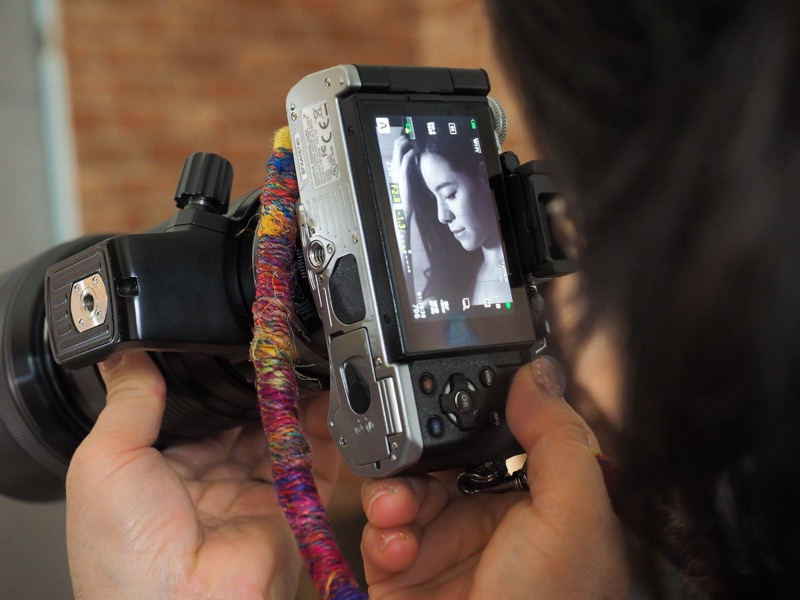 参加者から「モノクロでかっこいいデコルテ写真を撮りたい」という要望がありました。「モノクロで撮影するときは、コントラストを高めに設定してメリハリを出すと、かっこよさが引き立ちます」と、村尾先生。