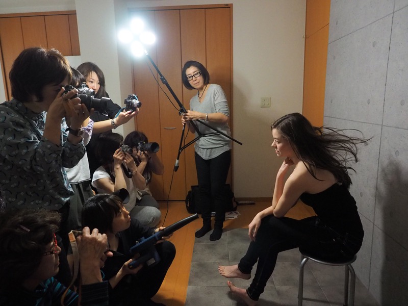 電動ブロワーで風を送り、動きのある撮影も楽しみました。