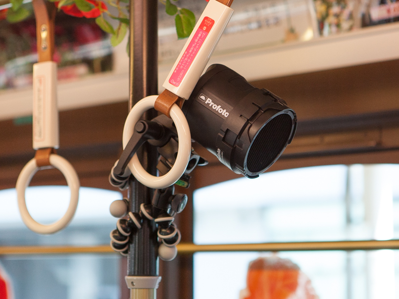 B2の発光部をゴリラポッドで柱に取り付けたセッティング。これがキーライトとなる