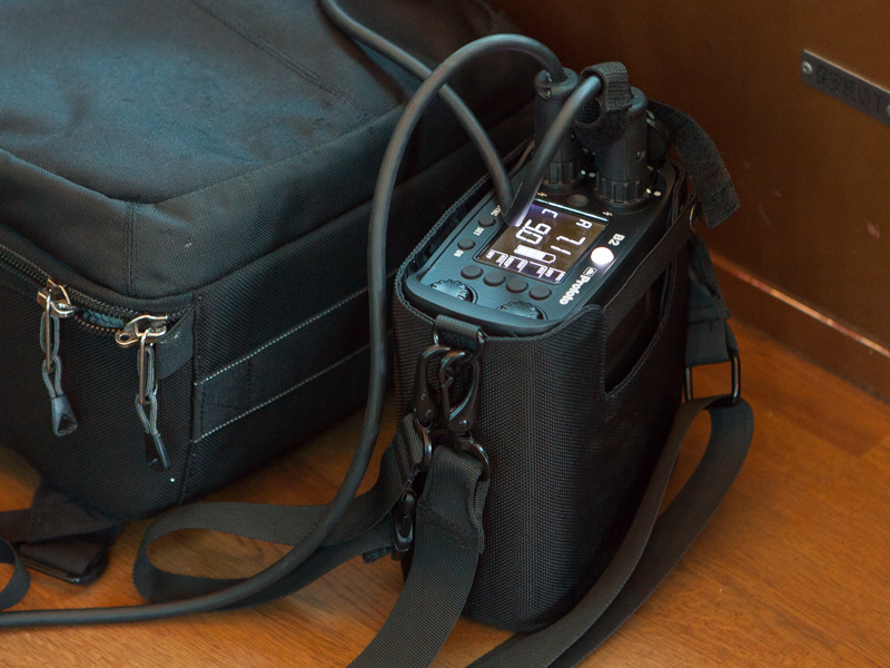 B2は1つのバッテリーから最大2灯に電源を供給可能。小型であることと相まって多灯ライティングが容易にできる