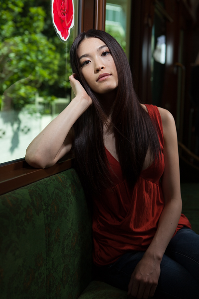 ソフトボックスの効果で肩のラインが綺麗に出ている。1/200秒 / F2.8 / ISO100