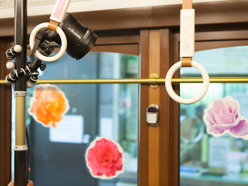 続いてはキーライトを窓に向けて、ガラスに反射させるセッティング。ソフトボックスはそのままだ