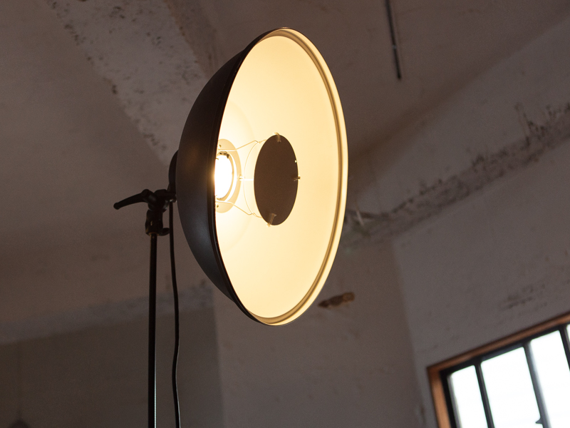 続いてはビューティーディッシュをメインに、大きなアンブレラで広く光を当てるセッティング