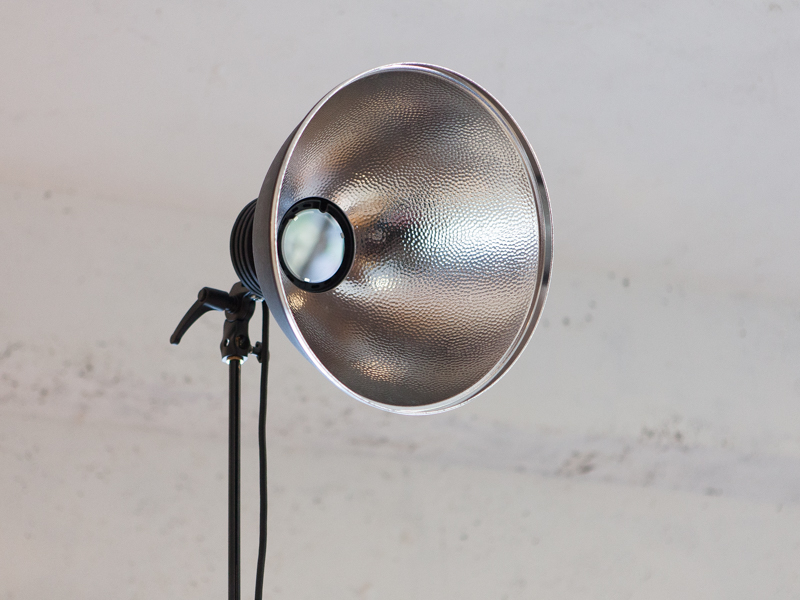 硬い光が作れるマグナムリフレクターは、太陽光のような効果が得られる。今回はモデルの背後にセッティングして逆光にした