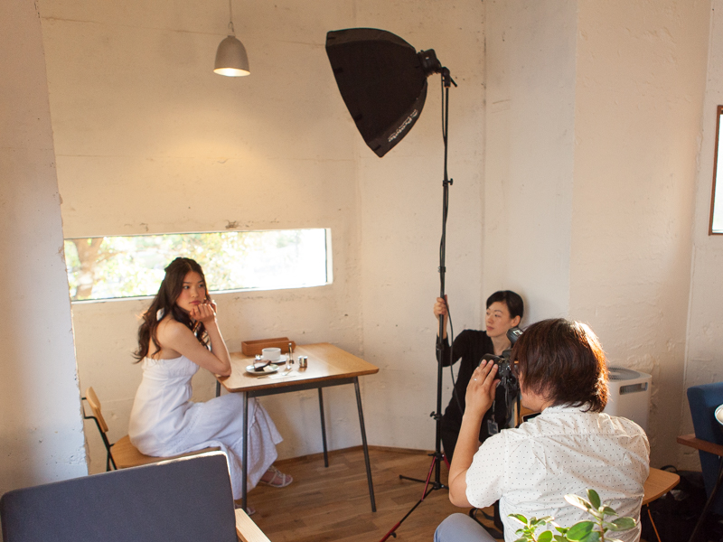 最後は窓際での日中シンクロ。モデルの上にある電球の影響を避けるため、そこに向かってB2を当てた