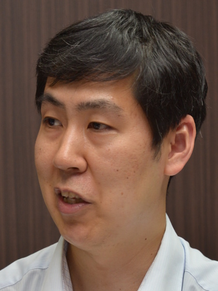 長江理人氏<br class="">株式会社シグマ 開発部 開発第2ユニット 主査<br class="">「OSモード2は曲線的な動きでも流し撮りを妨げず、カメラを振る方向以外のブレを抑えます」