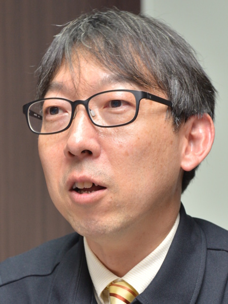 桑山輝明氏<br class="">株式会社シグマ マーケティング部 マーケティング第2課<br class="">「2つのラインそれぞれに妥協のない製品を作るため、同スペックのレンズを2本開発しました」