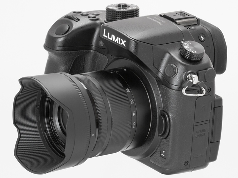 LUMIX DMC-GH4に装着した状態。見た目は標準ズームと変わらない