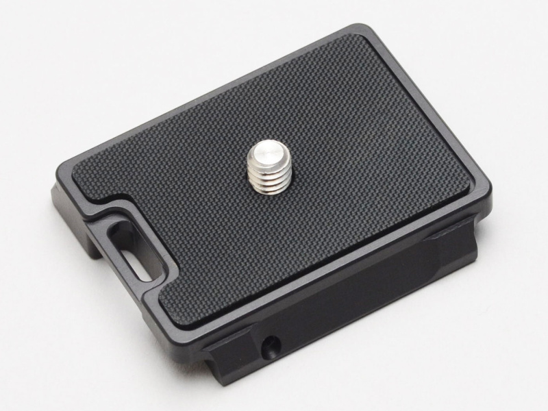 カメラネジの裏側に格納式ループを備える