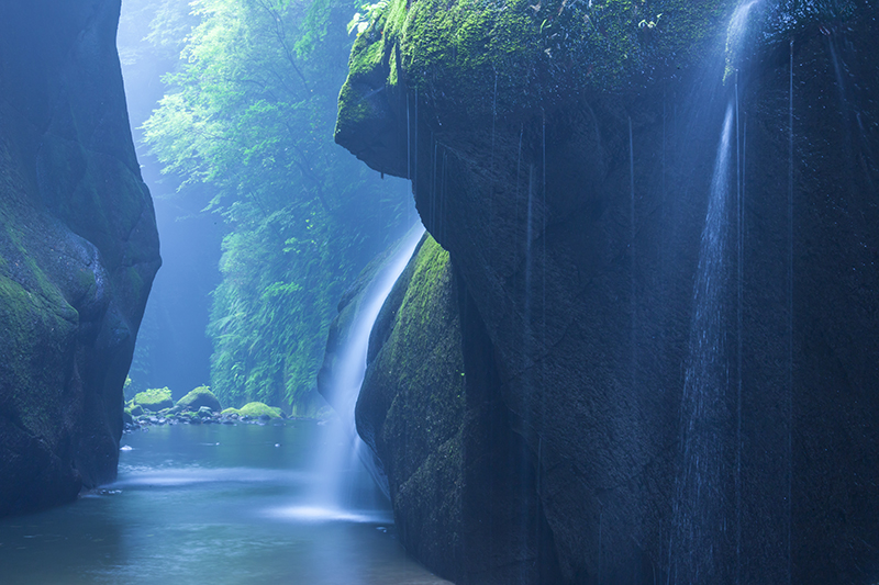 <strong class="">色温度を調整することで仕上がりイメージに変化をつける</strong><br class="">この作品はメインと同じアングルでの撮影だが、シャッター速度を2.5秒と遅くして水滴を流し、雫のテカリを抑えて撮影した。水の流れの再現はシャッター速度でコントロールしよう。RAW現像の段階で色温度を3,200Kに変更した。青味を強調すると冷涼感を演出できる