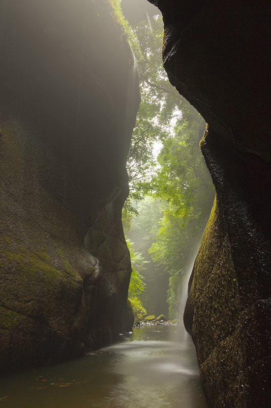 <strong class="">横位置では広がり、縦位置では狭い峡谷の高さを再現できる</strong><br class="">メインカットとほぼ同じ場所だが、縦位置で撮影することにより、峡谷の迫り来る高さや狭さがより一層強く表現できる。また、RAW現像の際に色温度を6,150Kに変更して暖色系の作品に仕上げた。撮影時に差し込んだ弱い光を生かすため、暖色系の色合いで再現。縦構図で高さを強調している
