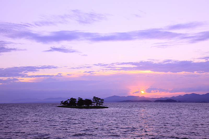 <strong class="">WBを日陰にして赤味を強める</strong><br class="">太陽光のWBで撮影すると、赤味が薄くなって青っぽい夕焼けになってしまう。日陰に設定して、赤味を強調してドラマチックに表現したい<br class="">夕焼けを撮る時はWBを「日陰」や「くもり」に設定すると、夕日に赤味がプラスされてよりドラマチックなイメージになる。ピクチャースタイルなどの色彩設定によっても派手になることがあるので、色味のバランスに注意したい