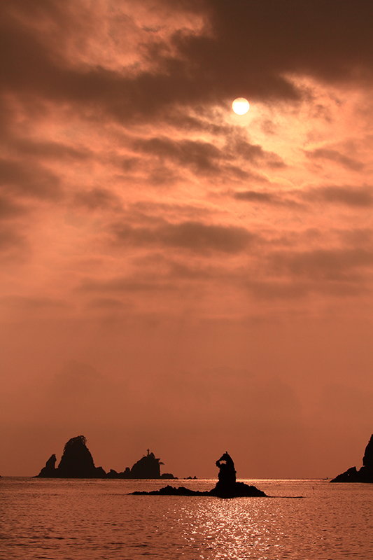 <strong class="">空の広がりは横位置で見せる</strong><br class="">横位置と縦位置で夕焼けのシーンを撮り比べてみた。横位置の方が空の広がりが感じられる夕焼けに染まる雲が湖上に広がっていた。そんな雲の表情や空の広がりを強調するには横位置で空を大きく入れる構図が良い。空の高さや夕焼けの色のグラデーションを強調したいなら縦位置が良いだろう