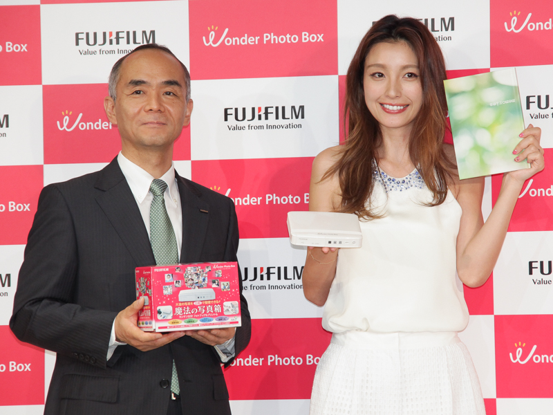 富士フイルム株式会社 イメージング事業部長の山元正人氏（左）と木下さん（右）